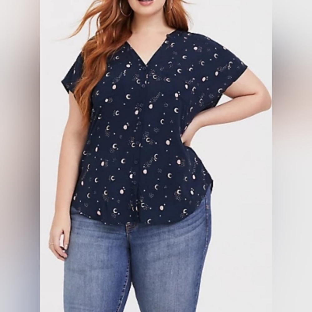 Torrid - Navy moon top w/pockets size 2